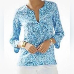 Lilly Pulitzer Amelia Chasing Tail Top.
Blue Fish Cotton V-Neck 3/4. Small